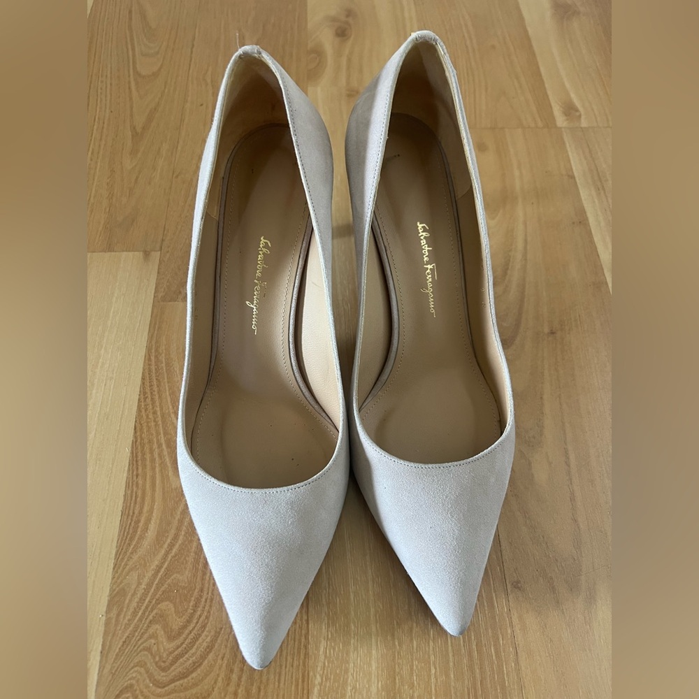 Salvatore Ferragamo Women's Cream Pumps